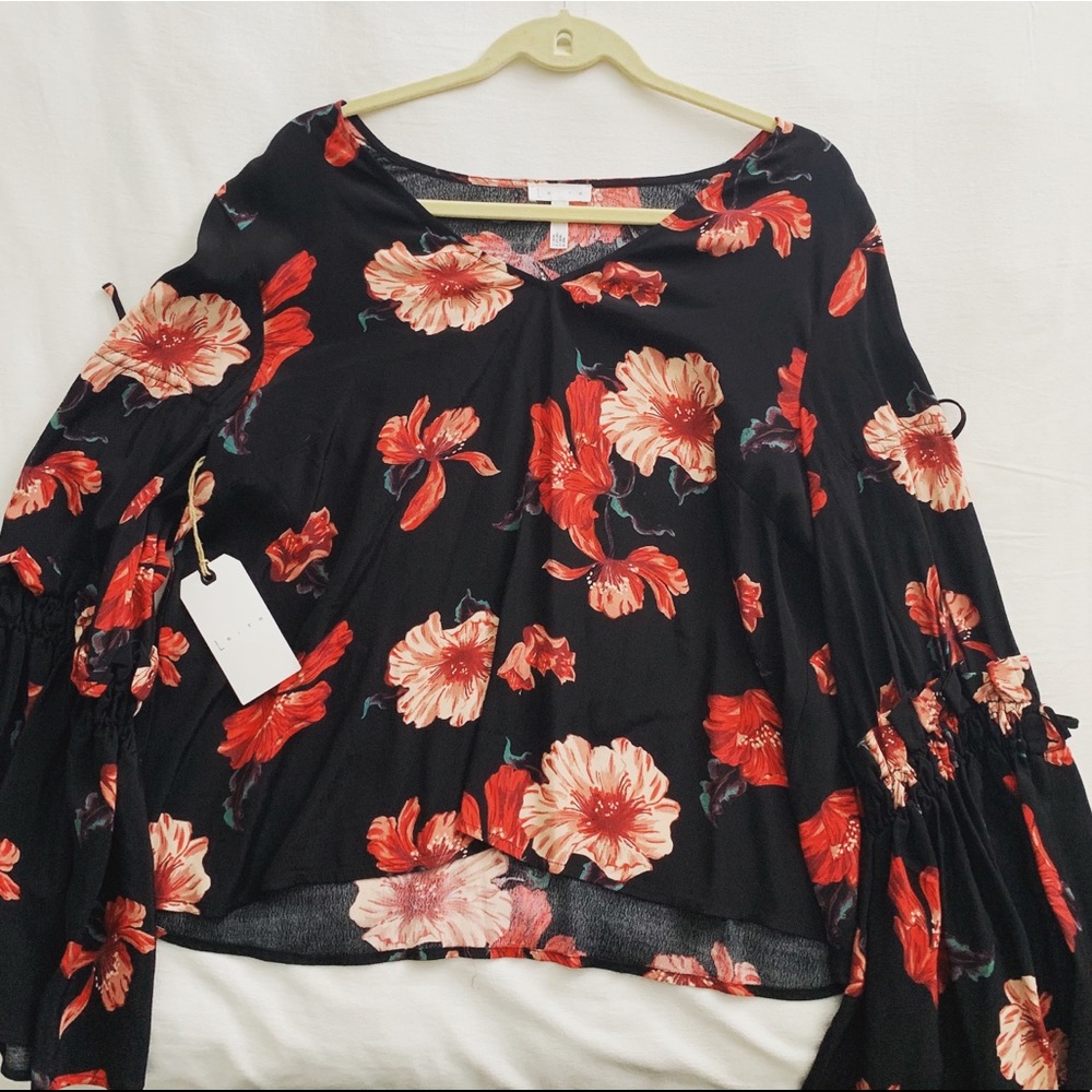 FLOWER TOP WIRH BELL SLEEVES